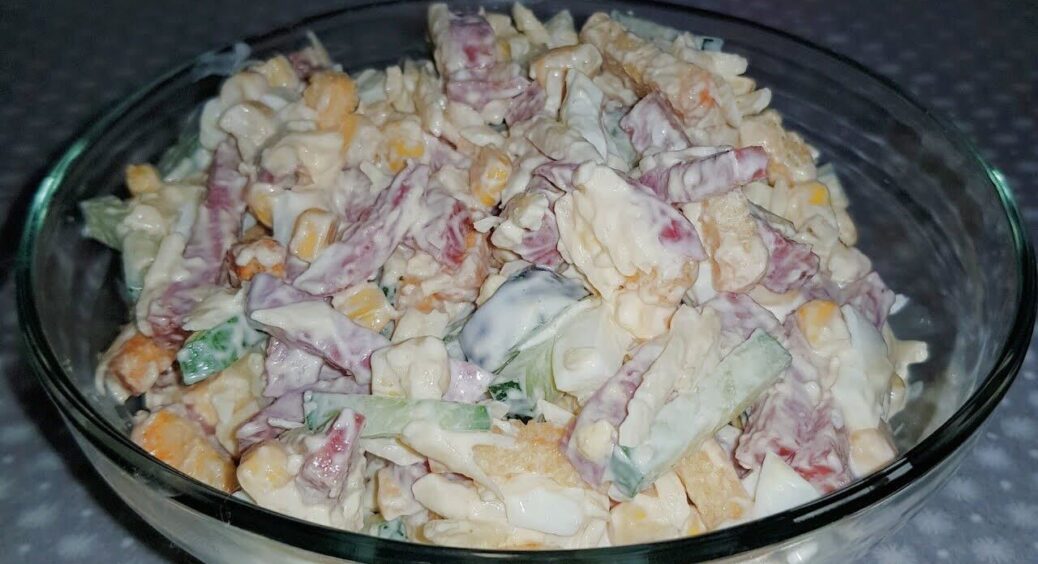Супер салат із копченою ковбасою за 7 хвилин: готуйте хоч цілу тонну — все улетить 