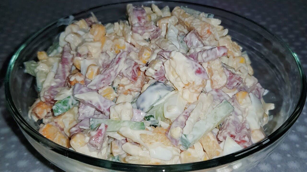Рецепт неймовірного святкового салату з мисливськими ковбасками