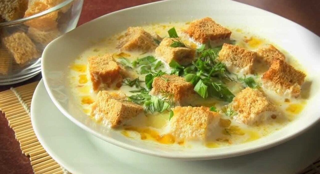 Дуже смачна і швидка страва: рецепт ароматного сирного супу з куркою, перед яким неможливо встояти 