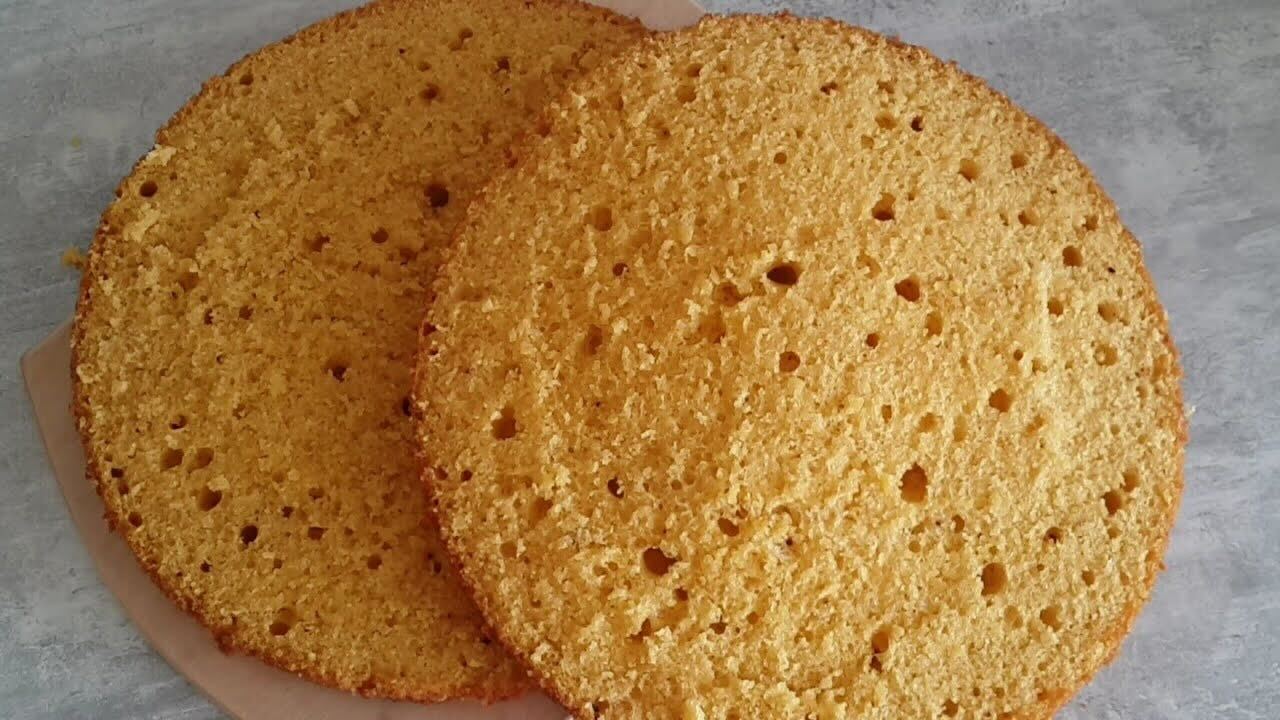 Рецепт простого святкового бісквіта з кавовою ноткою на сковороді 