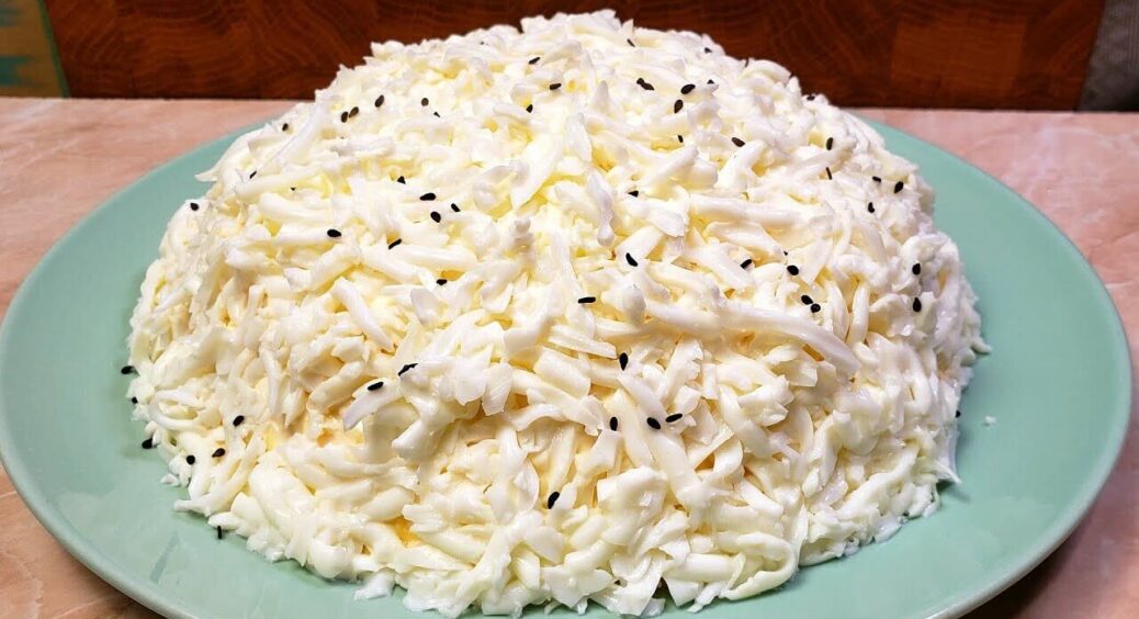 Всі шукатимуть на столі: готуємо фантастичний зимовий салат “Сніг”, який зачарує естетично, а потім на смак 