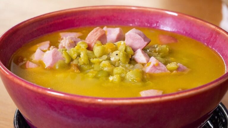 Спробуйте ніжний гороховий суп з копченостями, який ароматом заманить всіх до столу