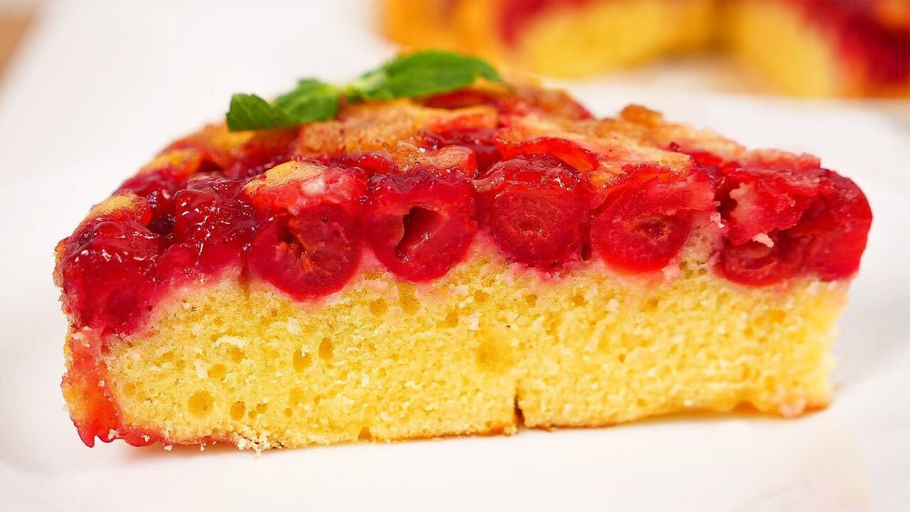 Готуємо легкий пиріг з вишнею на сковороді. Такий сподобається всім