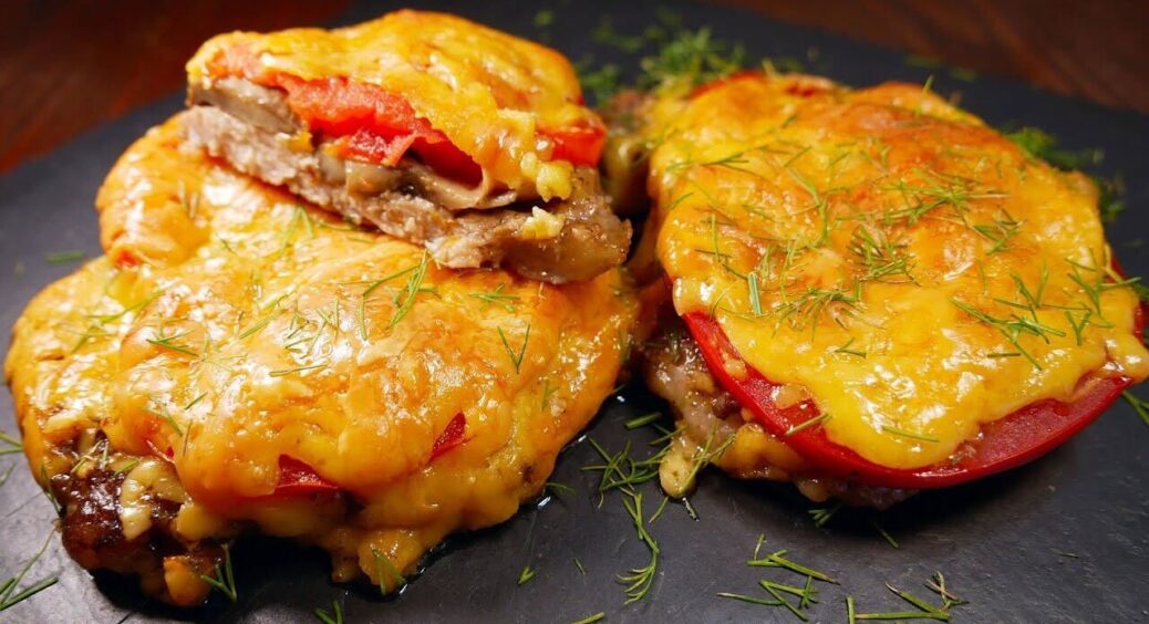 Обов’язково приготуйте любителям мʼяса: рецепт свинини, запеченої з помідорами та сиром. Вигляд заманить 