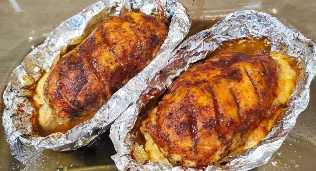 Запікаємо куряче філе у фользі правильно: простий рецепт всім відомої страви, від смаку якої перехопить дух 