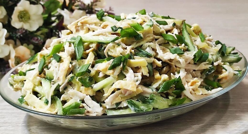 Оригінальна страва за лічені хвилини: готуємо салат з яєчним млинцем. Заправили все майонезом і смакуємо 