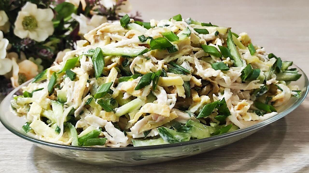 Готуємо салат з яєчним млинцем. Заправили все майонезом і смакуємо