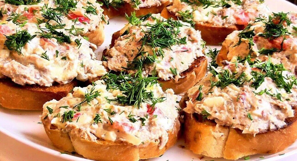 Святкова намазка для найкращих бутербродів: простий рецепт закуски з тунця та оливок. Смакується ще швидше 