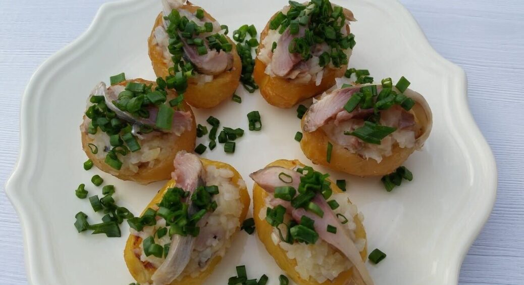 Картопляні човники з оселедцем і плавленим сиром, коли гості на порозі: мінімум інгредієнтів, максимум смаку 