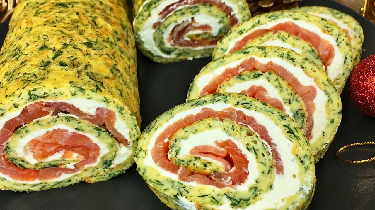 Рецепт святкового яєчного рулету з червоною рибкою та огірками