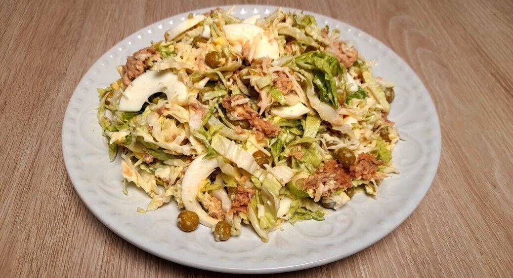 Робимо найсмачніший салат з пекінської капусти: доповнить інші страви на святковому столі або стане закускою 