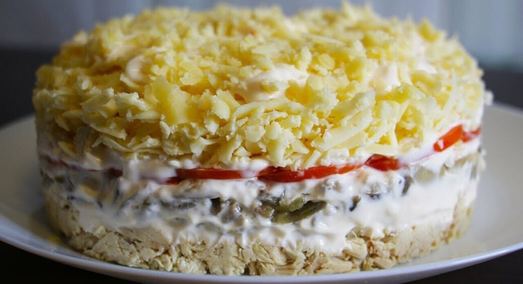 М’ясний салатик замінить інші ситні страви: готую цю закуску вже не вперше, і її ніколи не буває багато 