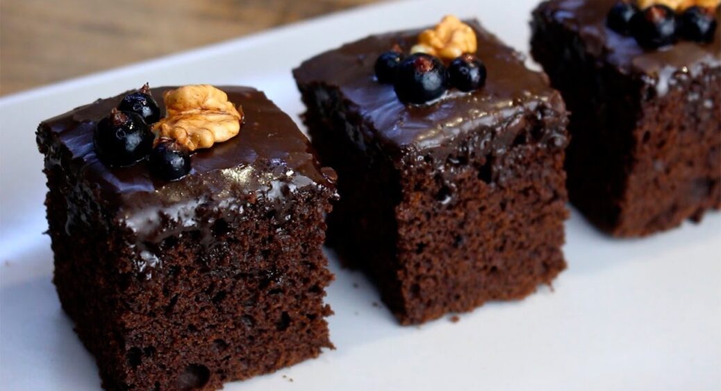 Дуже шоколадний пиріг: як просто приготувати брауні та соус до нього, і змусити всіх гостей мріяти про нього 