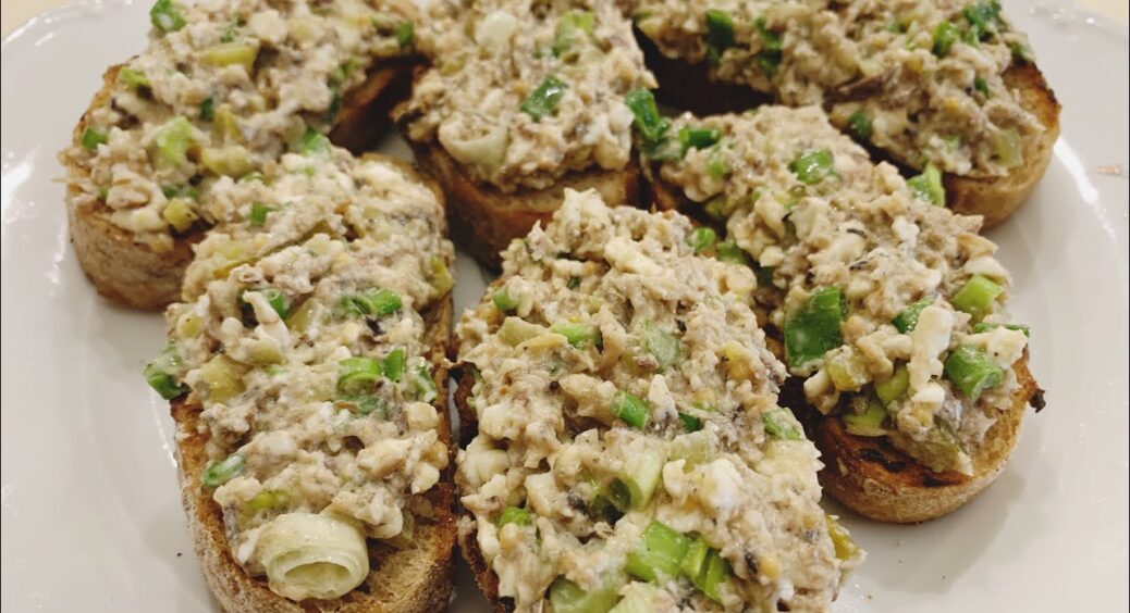 Розлетиться першою навіть на святковому столі: рецепт смачної намазки на хліб, яку будуть їсти ложками 