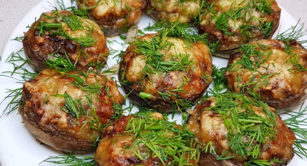 Неймовірно смачна закуска на святковий стіл: фаршировані печериці без м’яса, що сподобаються усім гостям 