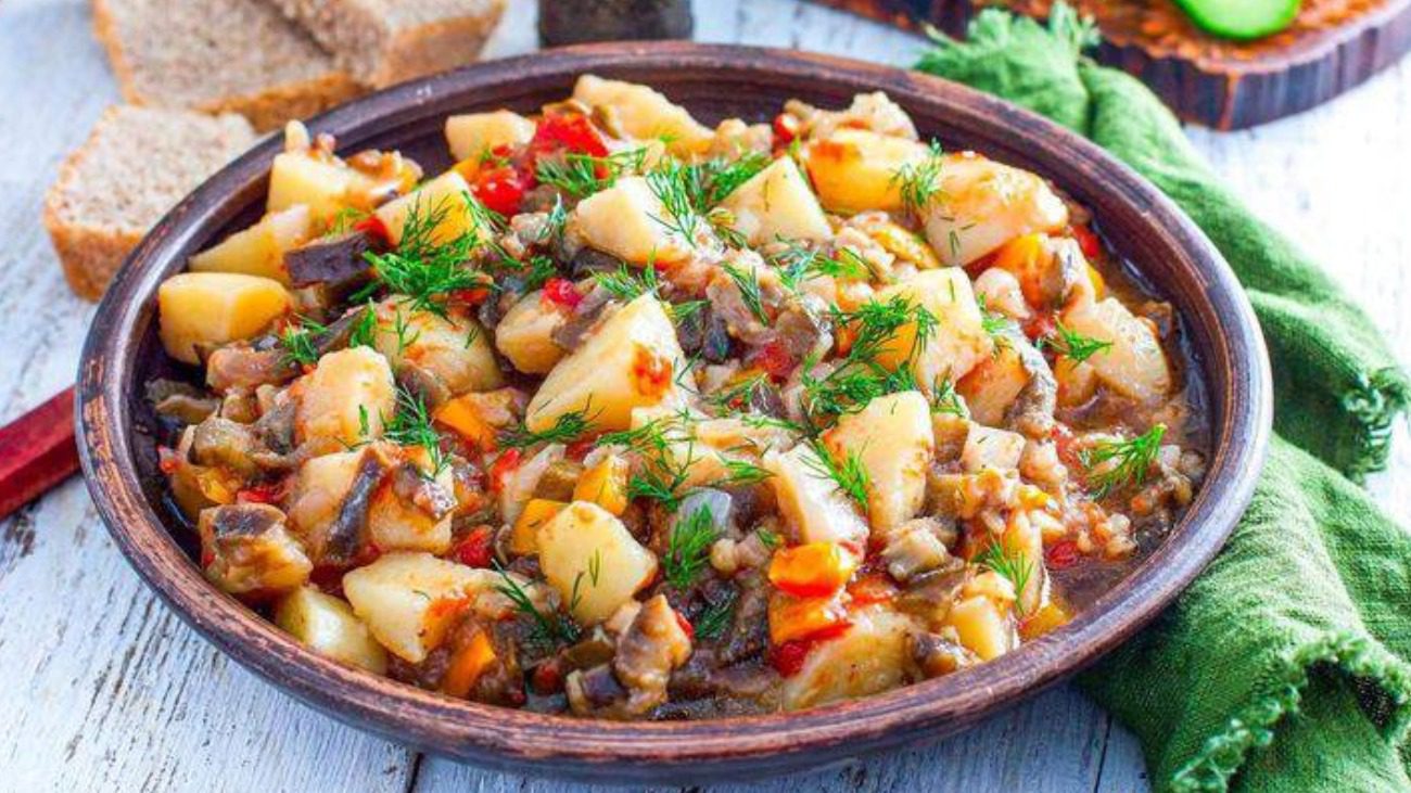 Рецепт рагу з куркою та грибами в томатному соусі