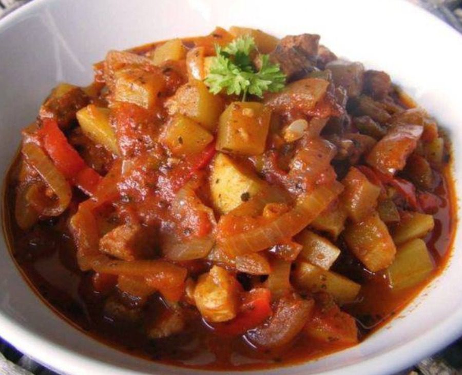 Рецепт рагу з куркою та грибами в томатному соусі