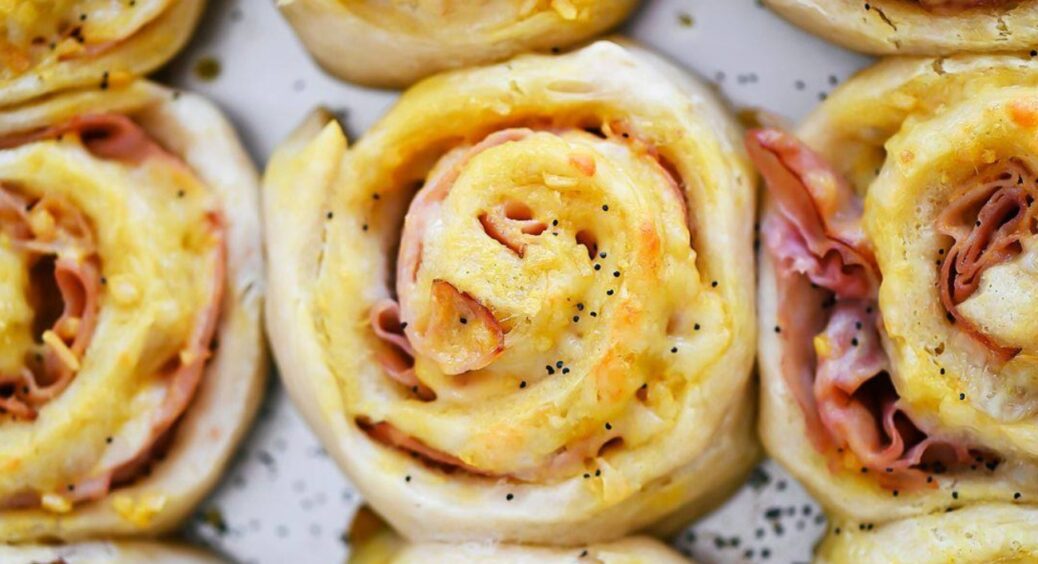Рецепт рулетиків з шинкою, сиром та часником: швидкий перекус з листкового тіста на кожен день 