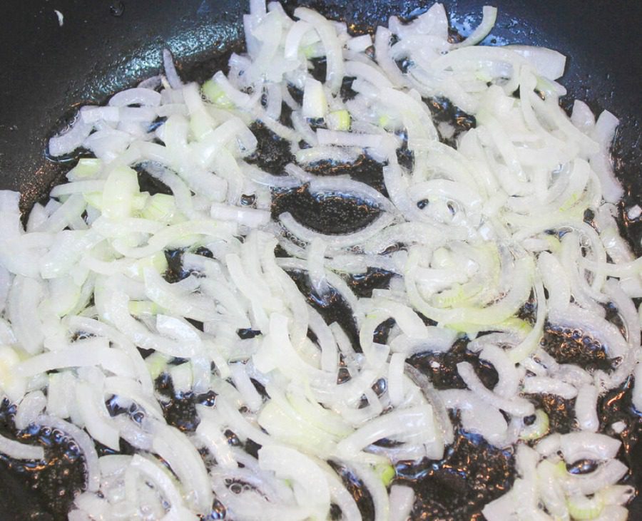 Рецепт пиріжків-човників з куркою та грибами: чудовий перекус на кожен день