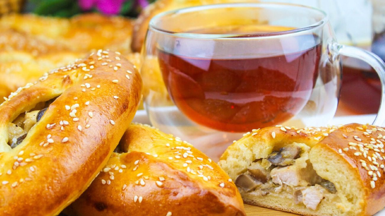 Рецепт пиріжків-човників з куркою та грибами: чудовий перекус на кожен день