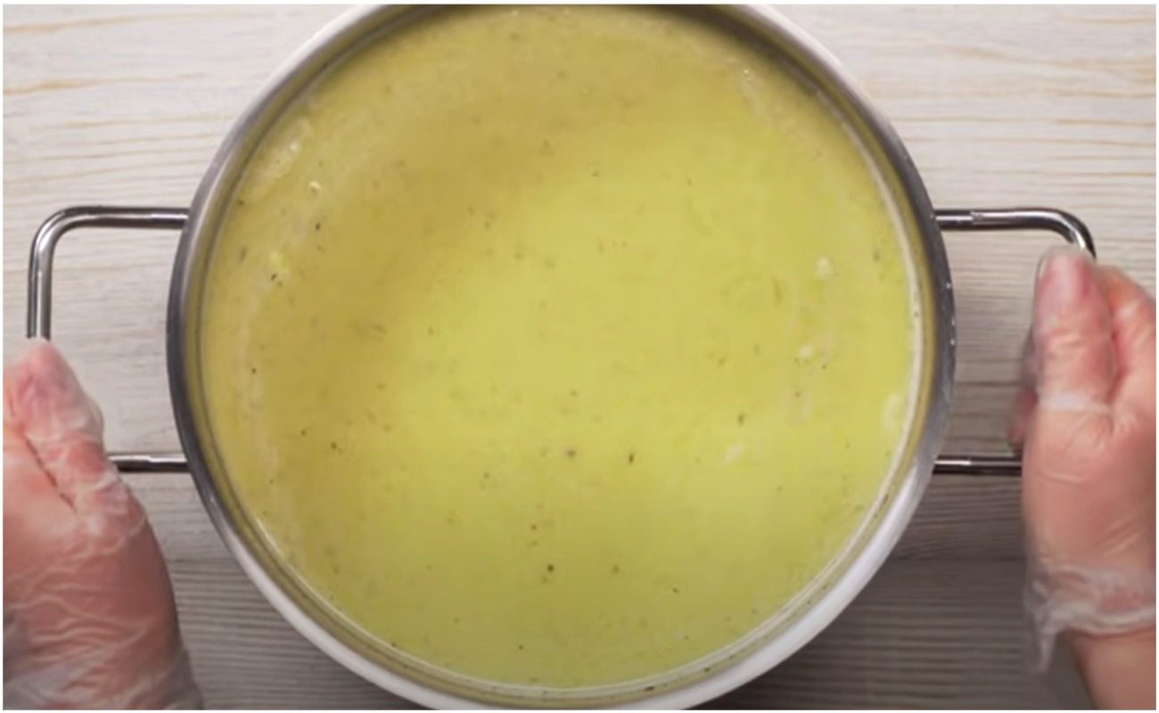 Рецепт ніжного часникового супу із вершками та сухариками