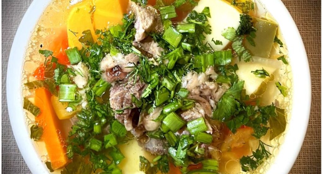 Її величність шурпа: суп, який зігріє навіть у найлютіші морози – що обов’язково має бути у його складі 