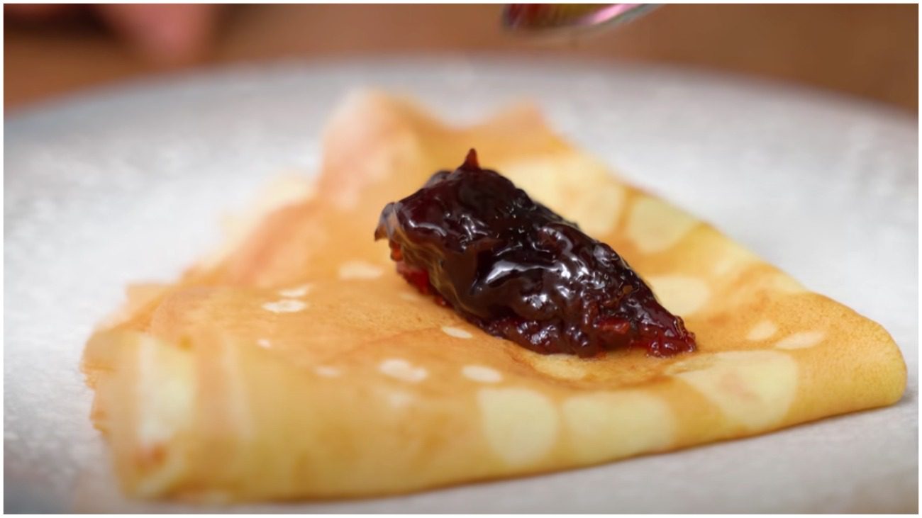 Скільки яєць насправді можна додавати в тісто для тонких млинців