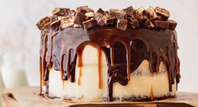 Рецепт трендового торта “Снікерс”: десерт, що передасть смак усім відомого шоколадного батончика 