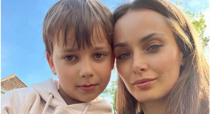 Йому немає й рочку: 34-річна Ксенія Мішина показала свого другого “сина” – крихітний, руденький і кучерявий 