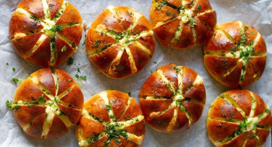 Рецепт часникових булочок із зеленню: швидкий у приготуванні снек, що стане чудовим перекусом на кожен день 