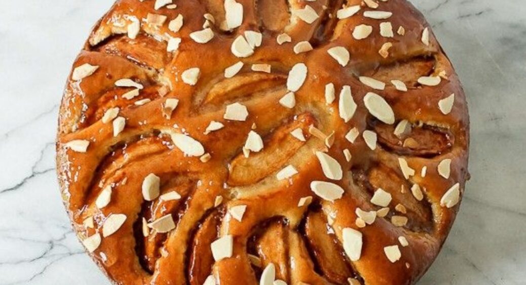 Рецепт сметанкового торта з желе та яблуками: приготуєте вперше і більше не зможете забути цей смак 