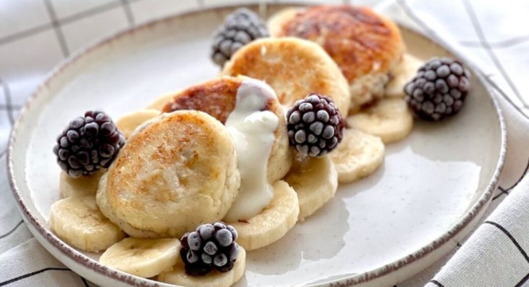 Що потрібно додати в тісто, щоб сирники вийшли пишними: збережіть рецепт сирників, пухких як хмаринка 