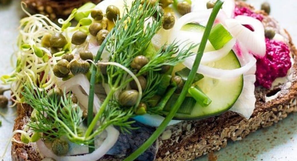 Рецепт закуски на Новий рік, яка розлетиться за лічені хвилини: бутерброди з оселедцем та огірками 