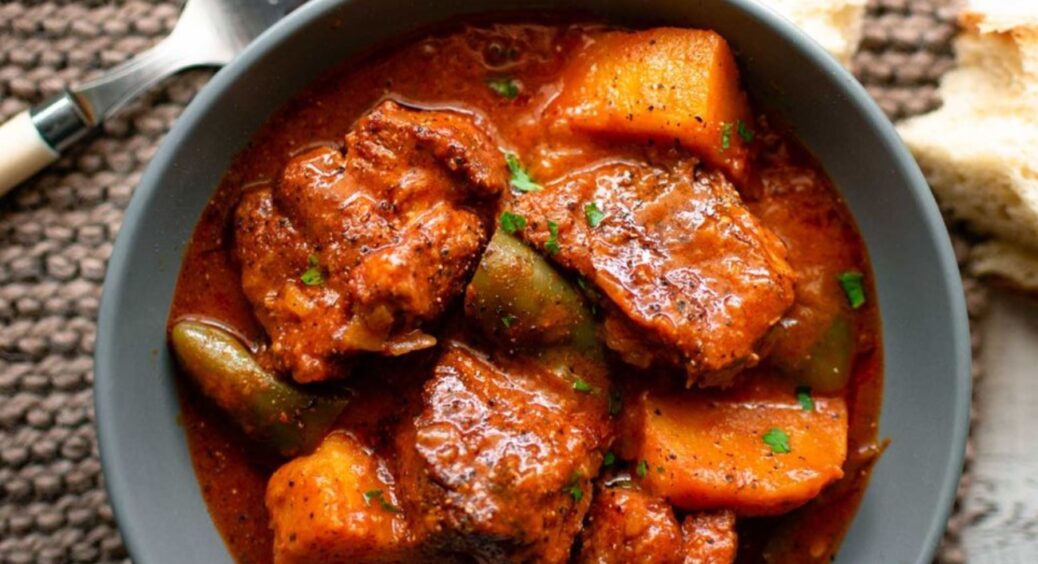 Рецепт найкращої вечері нашвидкуруч: свинина з овочами в томатному соусі – уся родина задоволена 