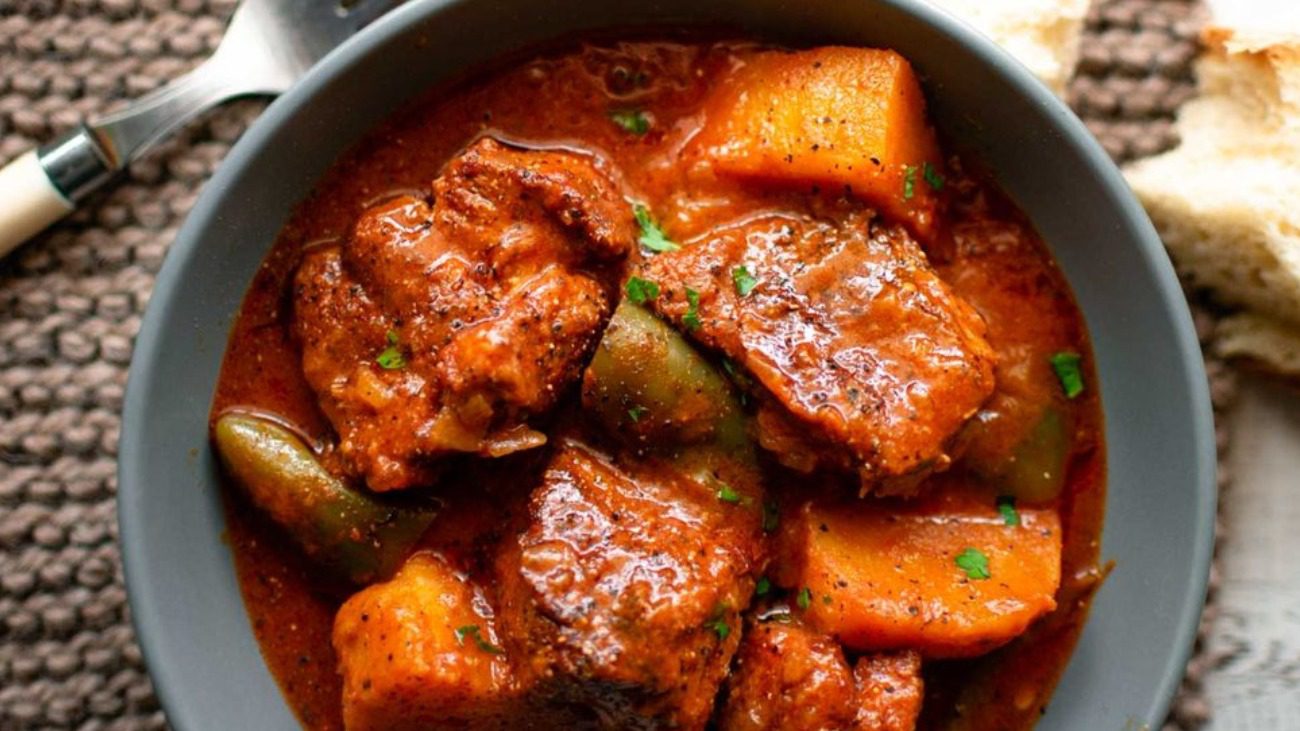 Рецепт вечері, що не потребує багато часу: свинина з овочами в томатному соусі