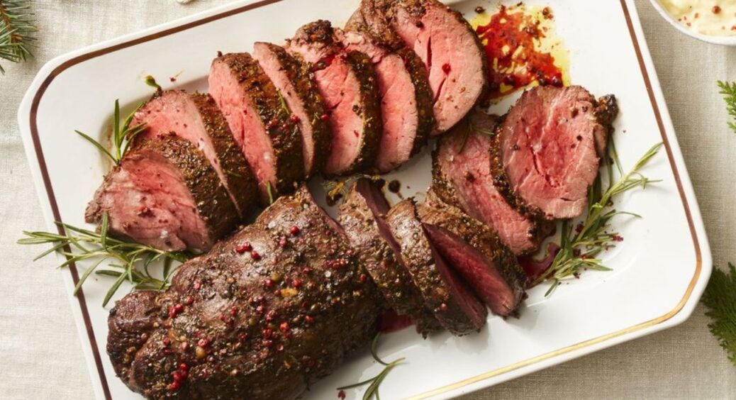 ТОП-3 м’ясні страви, що прикрасять святковий стіл: не потребують багато часу, а розлітаються в перші хвилини 