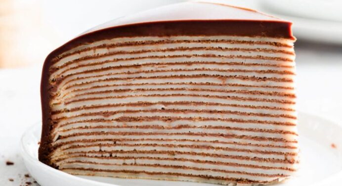 Рецепт ніжного торта з млинців: десерт, що урізноманітнить раціон та прикрасить будь-яке свято 