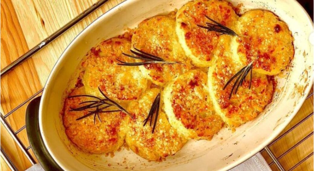 Тепле, зимове, заспокійливе: рецепт простої італійської страви з манки, молока, масла, жовтка і багато сиру 