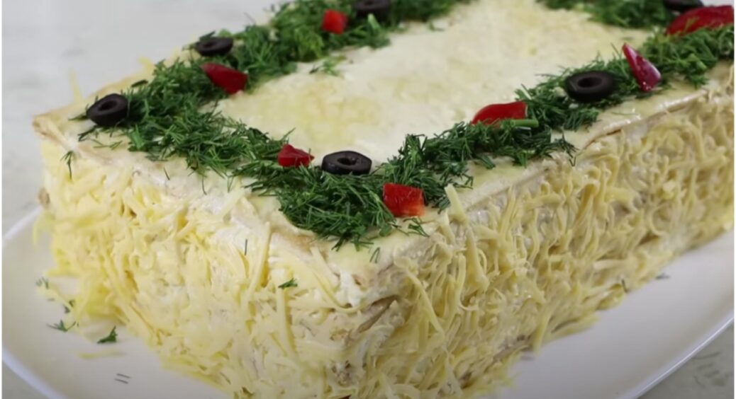 Готую на кожне свято, бо гості його замовляють: рецепт закускового крабового торта з листкового тіста 