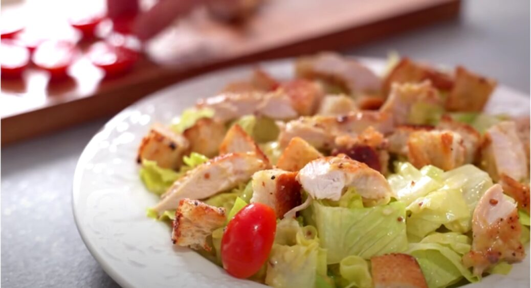 Салат Цезар по-новому, від якого ви точно отримаєте гастрономічний екстаз: продукти ті самі, а смак інший 