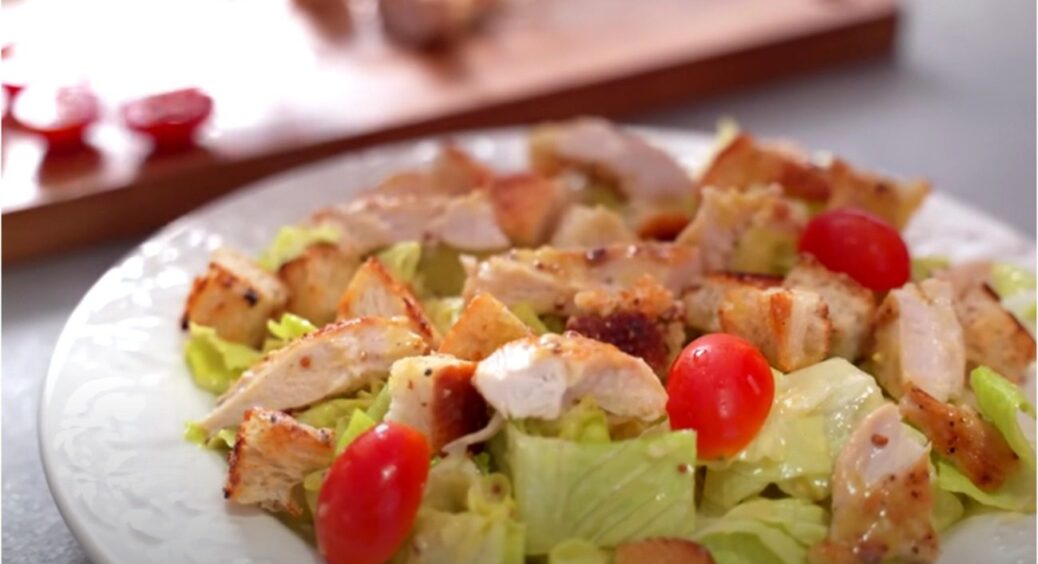 “Салат Цезар для бідних”: як приготувати його вдома з 5 найпростіших інгредієнтів 