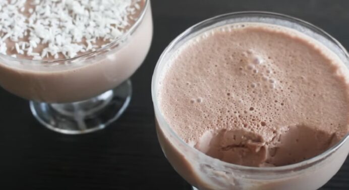 Пташине молоко у склянці – швидкий та смачний десерт, який сміливо можна приготувати на День закоханих 