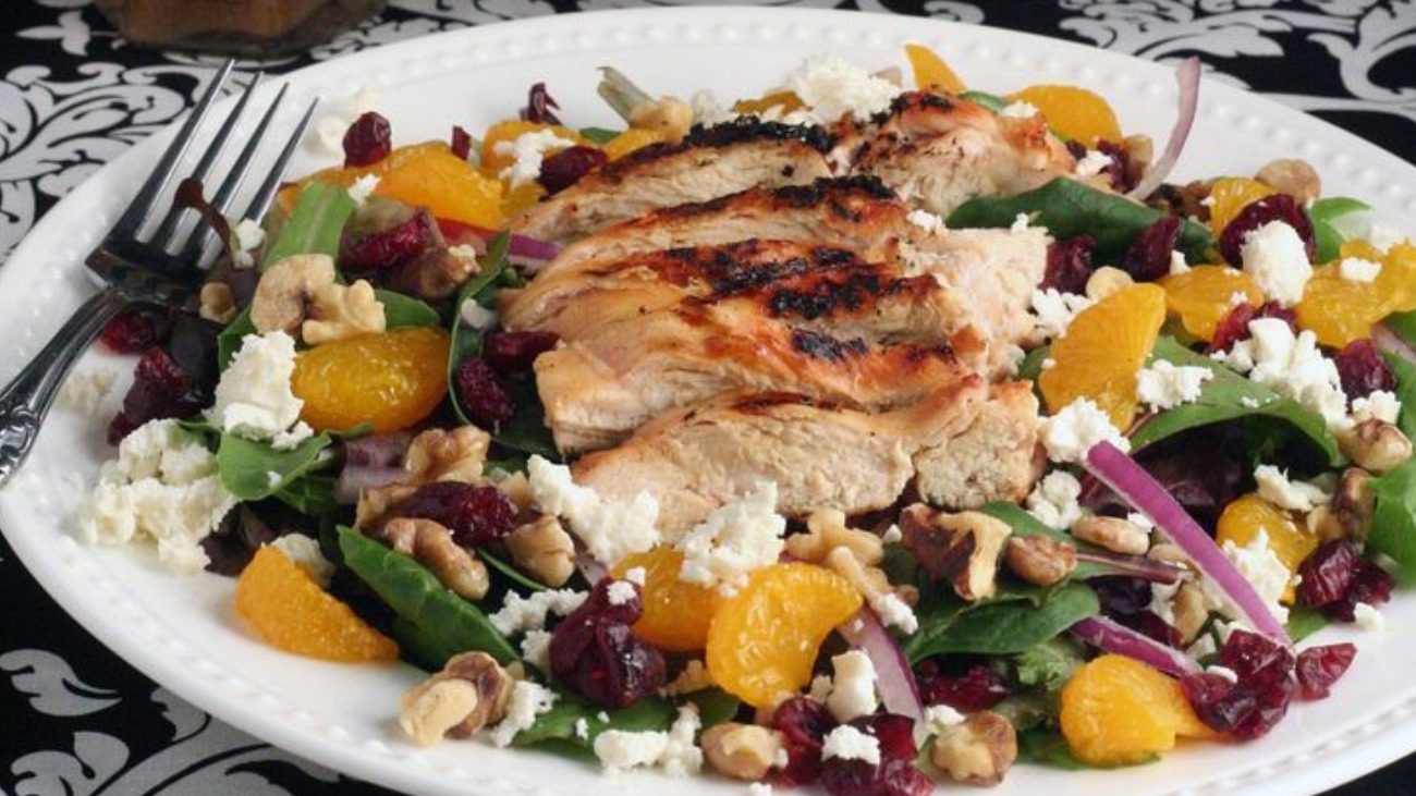 Рецепт незвичного салату з куркою та волоськими горіхами на святковий стіл