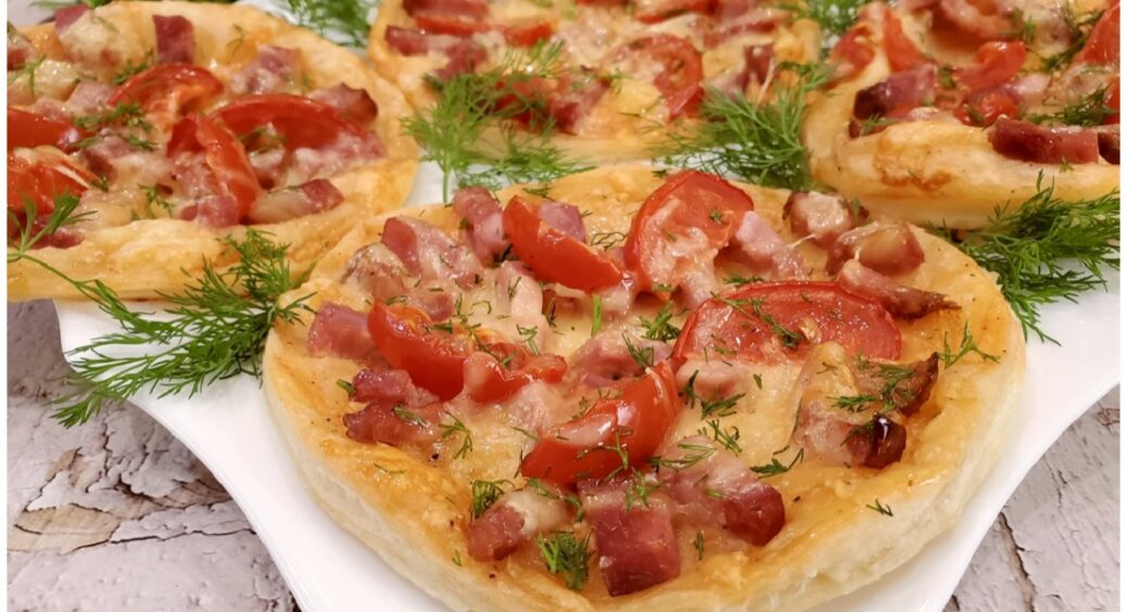 З того, що є у холодильнику: домашні міні-піци на листковому тісті за 20 хвилин. Без особливих затрат 