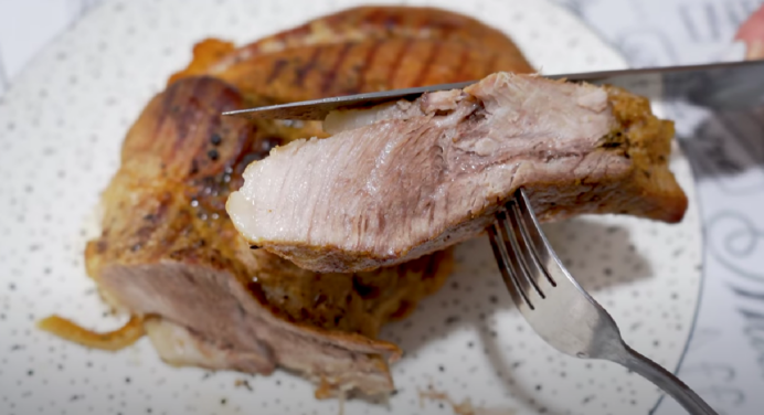 Основна святкова страва: свинячий окіст, запечений у фользі – виходить соковитим, м’яким та апетитним 