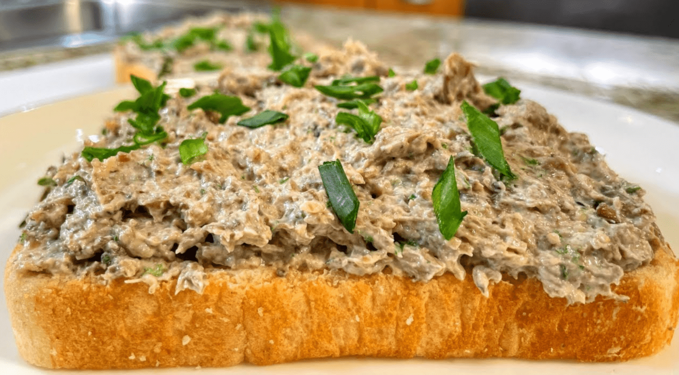 Кулінари пояснили, як приготувати паштет зі шпротів для бутербродів