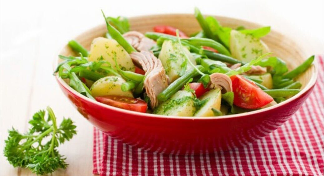 Всі шукають цей рецепт: приготуйте картопляний салат з тунцем та горошком. Здивуйте поєднанням смаків 