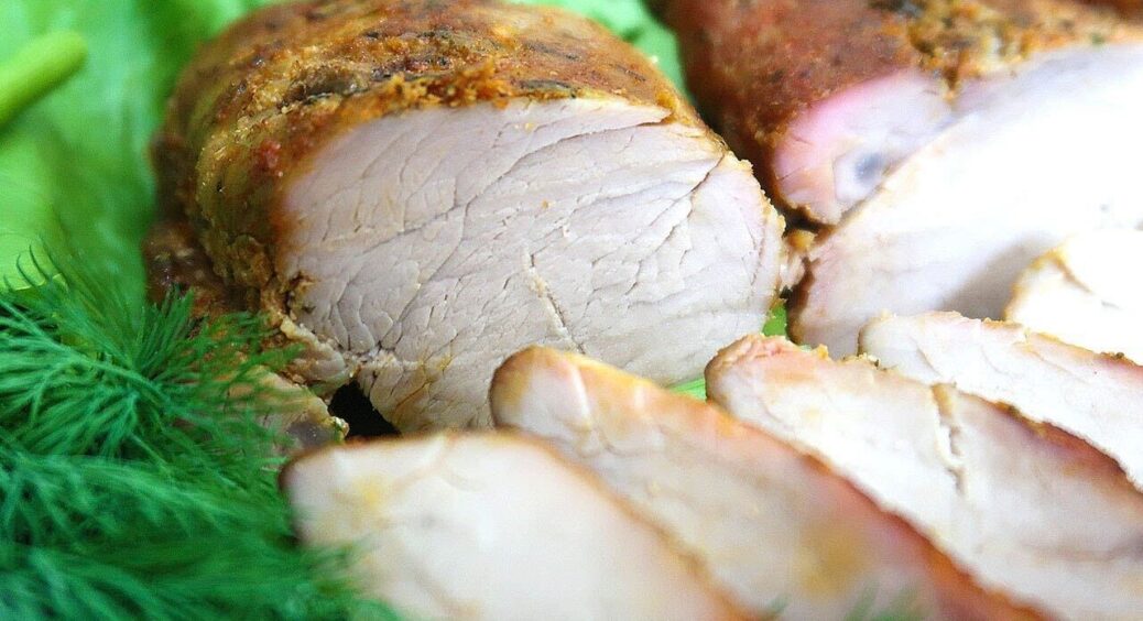 Цей рецепт здивував: отримала ніжне та соковите мʼясо, яке запекла у фользі. Свиняча вирізка – просто вау 