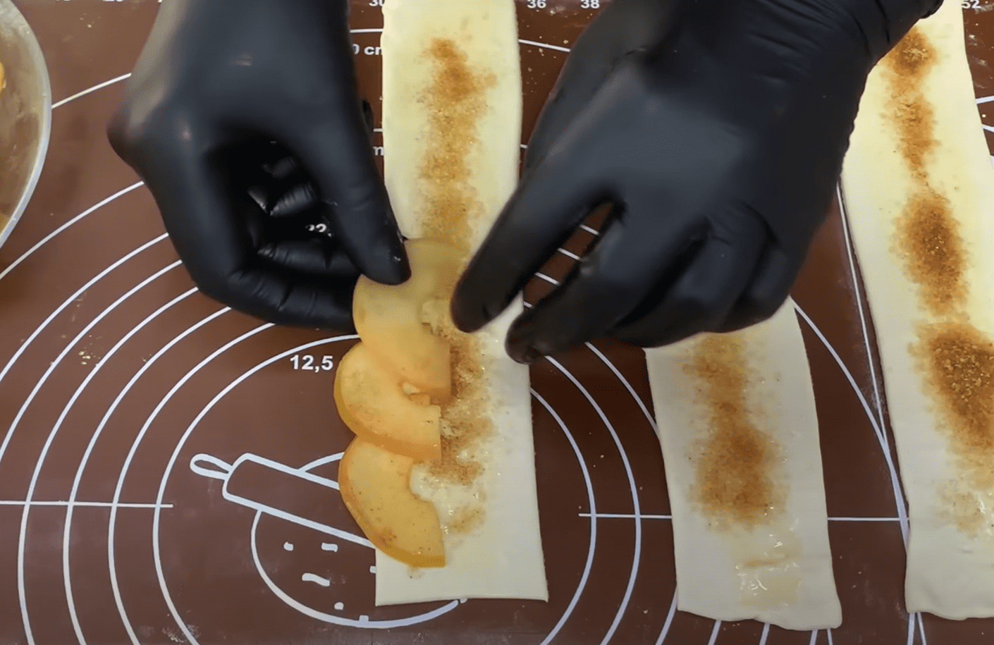 Рецепт приготування троянд з листкового тіста з яблуками