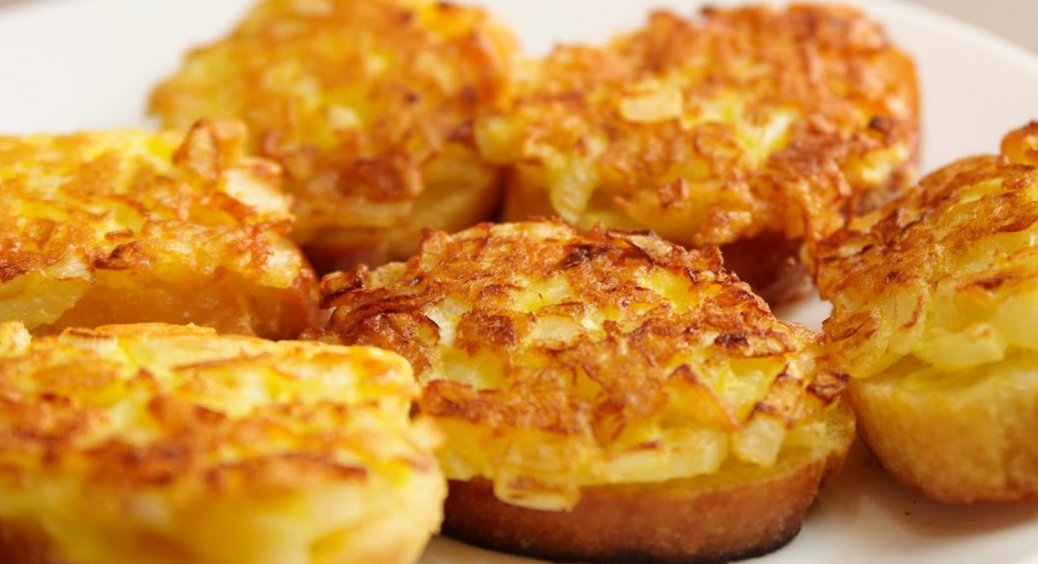 Гарячі бутерброди для швидкого застілля: готуємо з картоплею та цибулею. Смакують навіть холодними 
